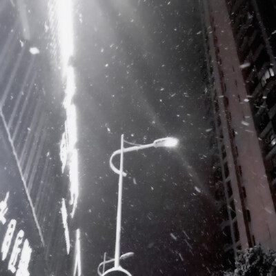 
“世界微尘里，吾宁爱与憎”
“新世界向你发出邀请”
▶翟潇闻
