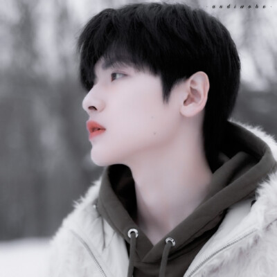 
“世界微尘里，吾宁爱与憎”
“新世界向你发出邀请”
▶翟潇闻
