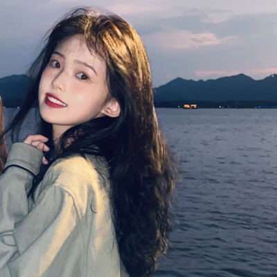 女头
人一简单就快乐，一世故就变老。