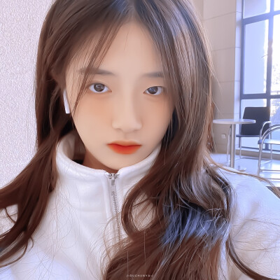 ▷胡馨尹
：“如果你是学校的风云人物 我可以偷偷看你 可惜你的梦想是我遥不可及的大明星 那就祝你星途坦荡”
文案cr.热评