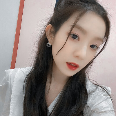 枯黄的梧桐落叶载着少女时代未落幕的心动，秋风阵阵吹过，带着酸涩而短暂的暗恋'裴珠泫