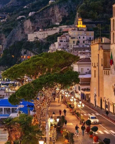 ——
『外國(guó)小鎮(zhèn)的暮色時(shí)分』
ins:best_amalficoast???