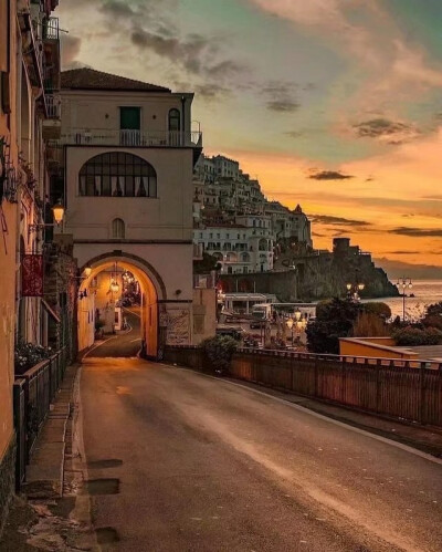 ——
『外國(guó)小鎮(zhèn)的暮色時(shí)分』
ins:best_amalficoast???