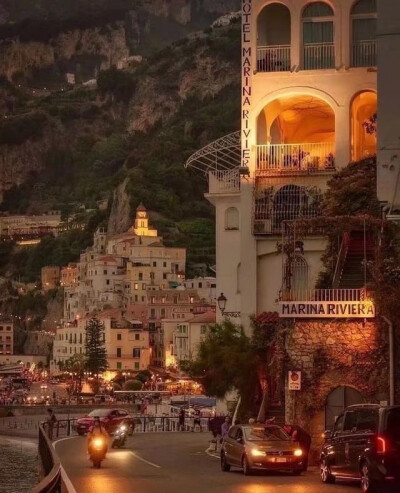 ——
『外國(guó)小鎮(zhèn)的暮色時(shí)分』
ins:best_amalficoast???