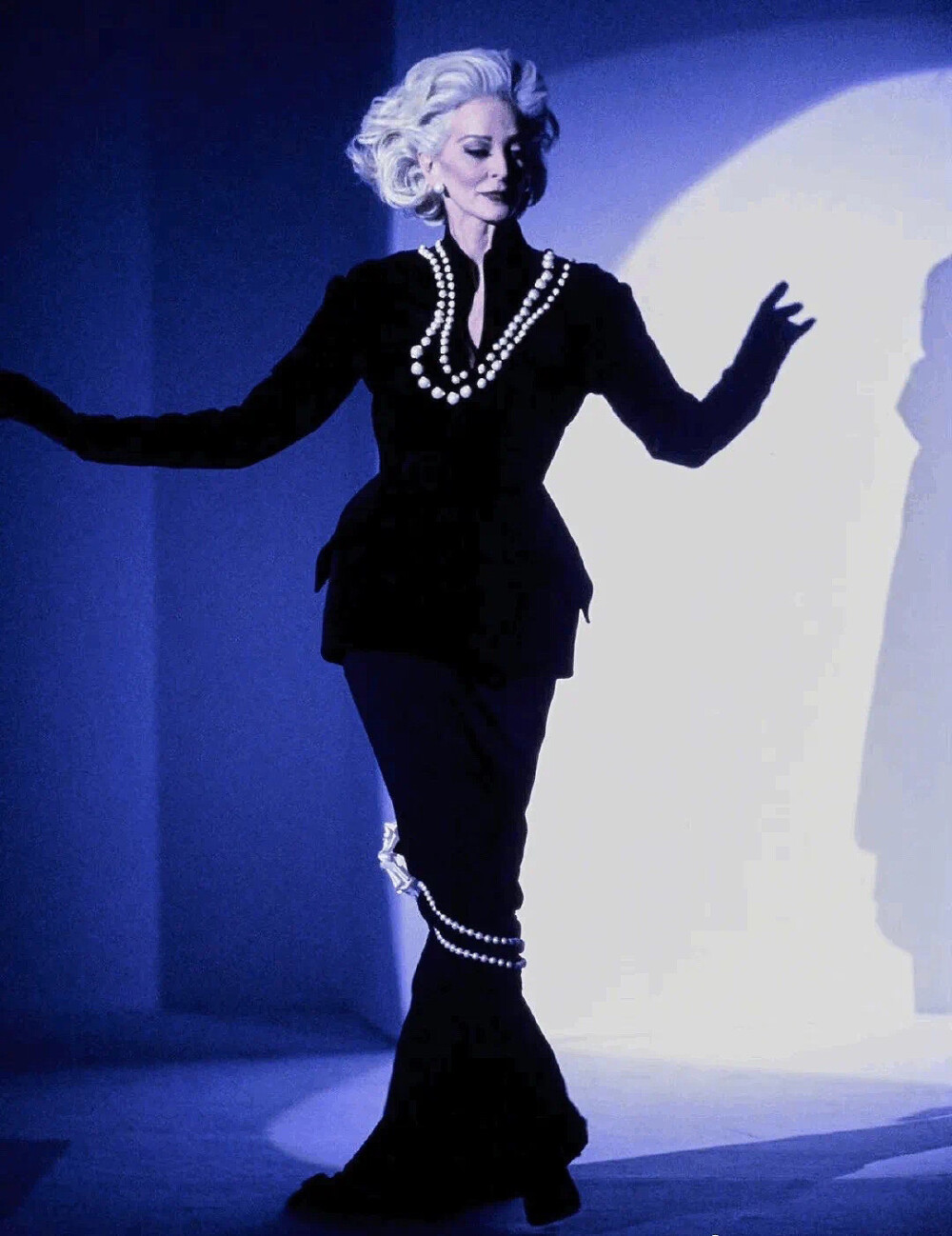 524 Carmen Dell：Thierry Mugler 11