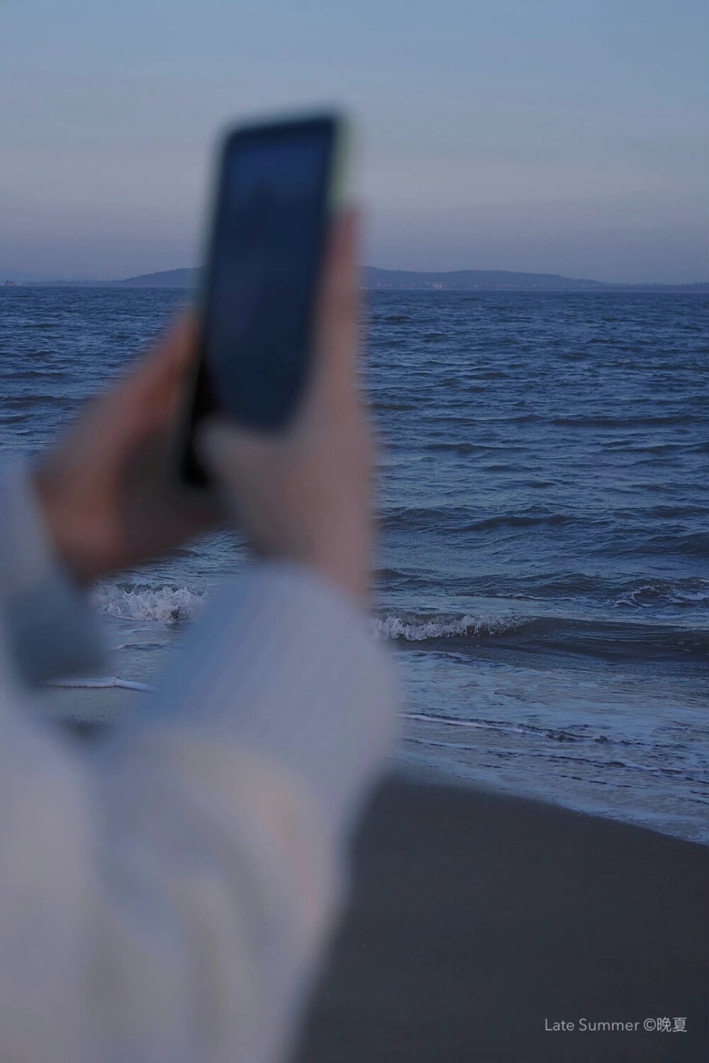 看海的人真的在看海吗。
摄影：@晚夏