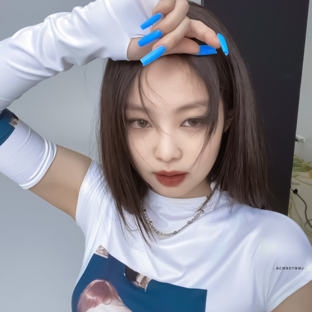 她与她的蓝玫瑰
< jennie>