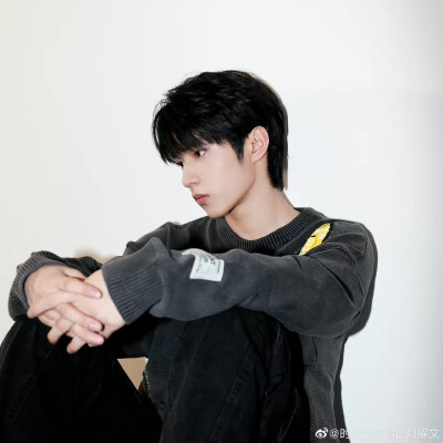 ·刘耀文
“空间太小，施展不开啊”
图源微博