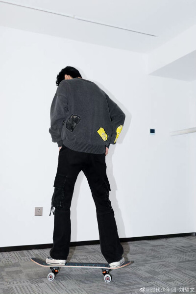 ·刘耀文
“空间太小，施展不开啊”
图源微博