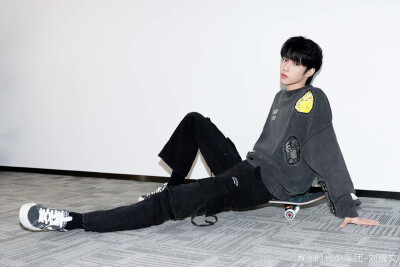 ·刘耀文
“空间太小，施展不开啊”
图源微博