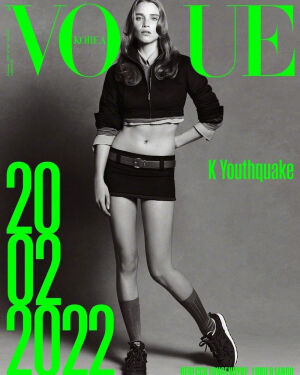 Vogue Korea February 2022 韩国版二月刊封面
模特: Rebecca Longendyke
服装: Miu Miu
摄影: Luigi & Iango
[weibo@小象王国]