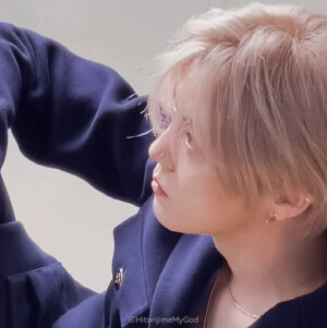 鹿晗/苏拾殷。

九宫格。原截许柒言。