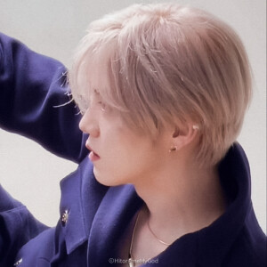 鹿晗/苏拾殷。

九宫格。原截许柒言。