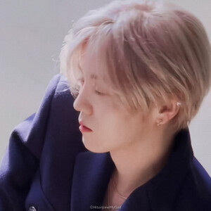 鹿晗/苏拾殷。

九宫格。原截许柒言。