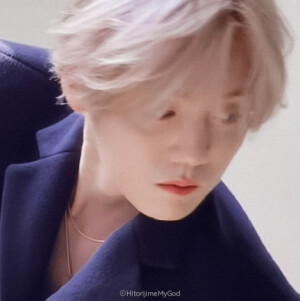 鹿晗/苏拾殷。

九宫格。原截许柒言。