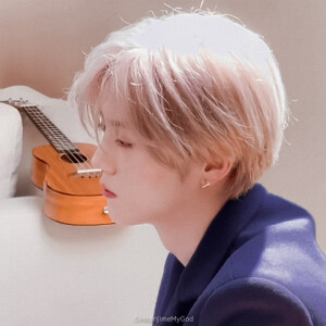 鹿晗/苏拾殷。

九宫格。原截许柒言。