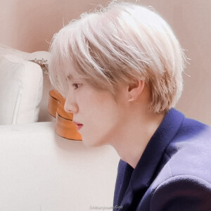 鹿晗/苏拾殷。

九宫格。原截许柒言。