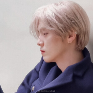 鹿晗/苏拾殷。

九宫格。原截许柒言。