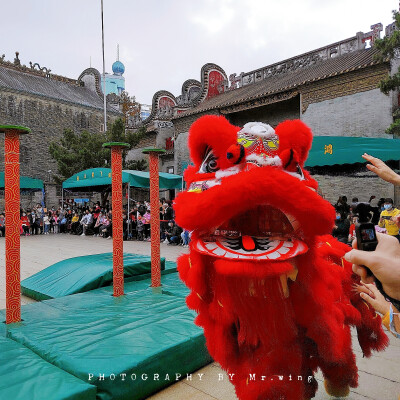 近近地去个佛山当旅游吧……吃了开记的百香果鲍鱼，偶遇了一家咖啡厅居然有冬阴功咖啡，立马我就冲进去和tina姐喝了一杯，后来去了祖庙居然把所有的折子戏都看完了，非常精彩！最后去了快子街让大佬们帮忙写挥春