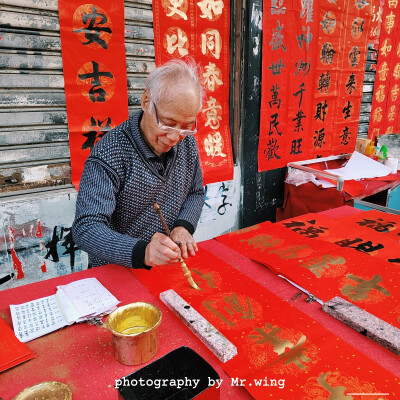 近近地去个佛山当旅游吧……吃了开记的百香果鲍鱼，偶遇了一家咖啡厅居然有冬阴功咖啡，立马我就冲进去和tina姐喝了一杯，后来去了祖庙居然把所有的折子戏都看完了，非常精彩！最后去了快子街让大佬们帮忙写挥春