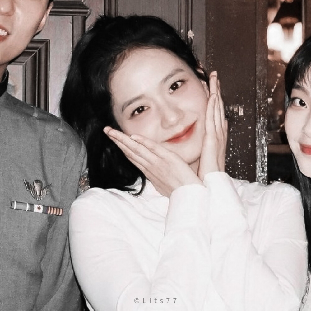 
在剧组合影的我们soo欧尼。
