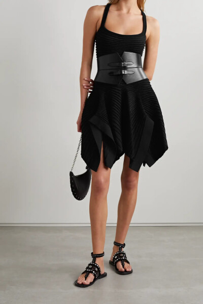 Alaïa 这款迷你连衣裙出自创意总监 Pieter Mulier 上任后的首个系列，酷似芭蕾舞者的裙装，所用的罗纹针织面料亦为品牌定制，质感绵软而富有动感，让你穿上后自然不禁随之起舞。大圆领简约流畅，手帕式裙摆致敬了品…