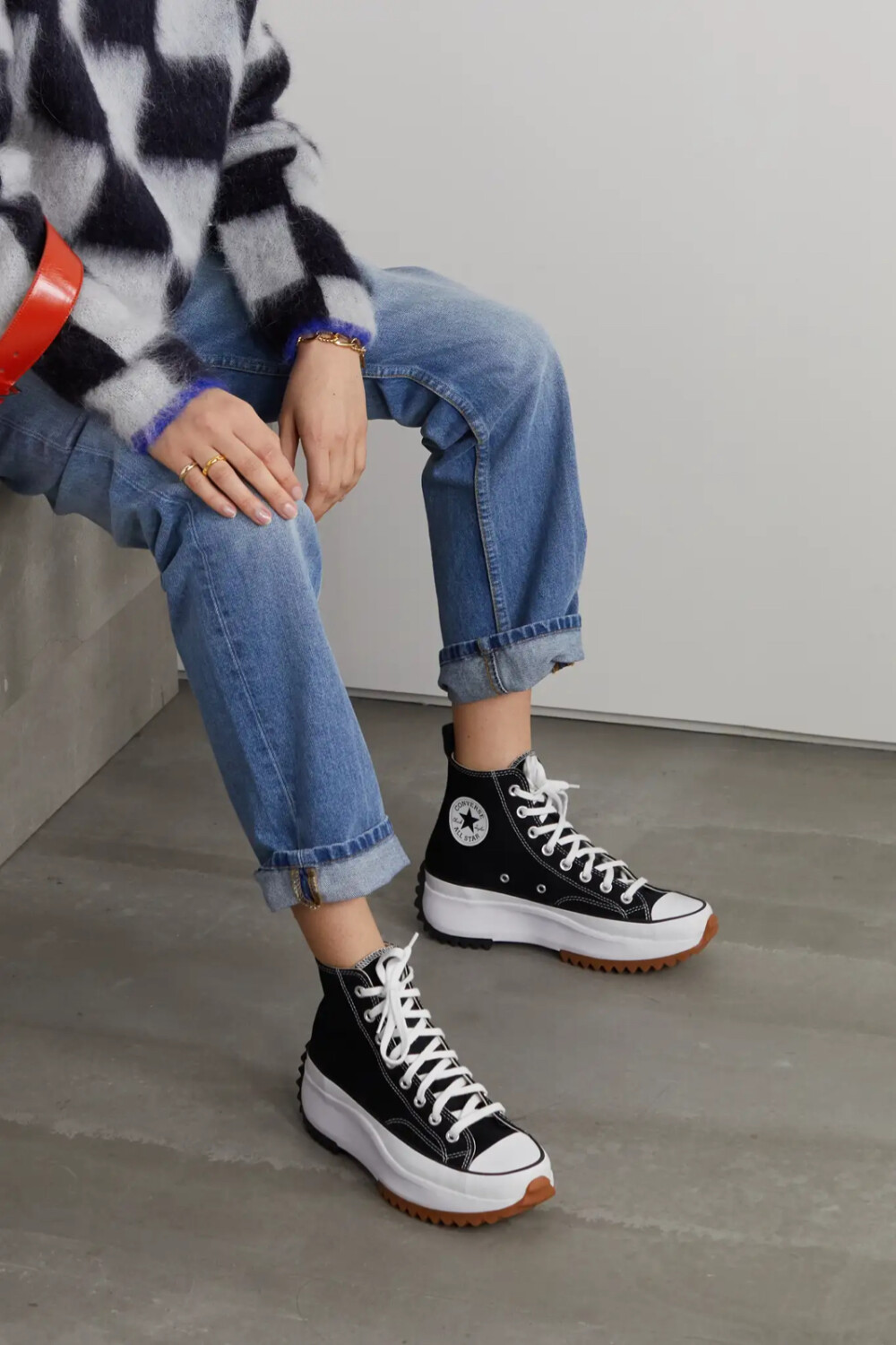 Converse 以经典 “Chuck Taylor” 帆布鞋为基础，保留了其辨识度十足的橡胶鞋头、品牌标志徽章与棒球风鞋面，打造出别具一格的 “Run Star Hike” 运动鞋。单品以结实耐用的帆布制成，设有锯齿状加厚鞋底，带衬垫 Ortholite 内底脚感舒适。