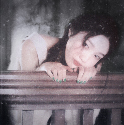 楼顶的银白色在夏天32摄氏度里熠熠生辉、
我要在阳光下说我爱你