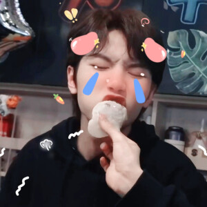 “过年嘛钱才是我的安全感深情也是”

·灵超｜原扯扯裙边 贴纸江时树｜☃️生姜坊头牌