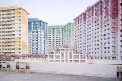 摄影师Nguan是土生土长的新加坡人，他从不披露全名，也没有年龄信息，人们对他一无所知，但他镜头下轻柔的糖果色彩、如梦如幻的城市风景，确实收获一大票粉丝。