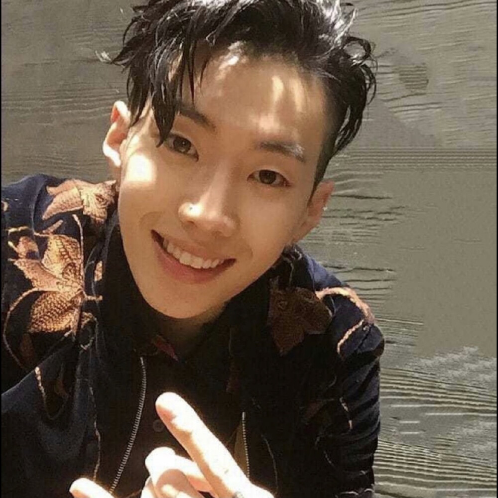 真人男生头像 ｜ 高清男头 ｜ 拿图点赞
Jay Park 朴宰范 .
童颜男友 ​​​