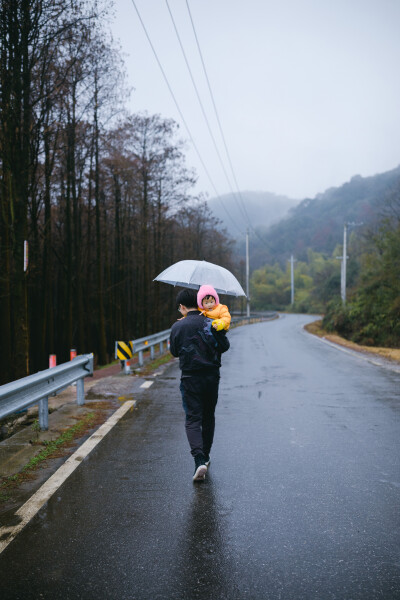 找到了一个适合露营的新去处
摄影：洪小漩
地点：石井水库
无意间在从爷爷奶奶回杭州的路上发现了这一去处。当时，好些人在那支了帐篷天幕露营，暖黄的灯串营造出了一种很妙的氛围，我甚至从水杉间隙中看到了亲子…