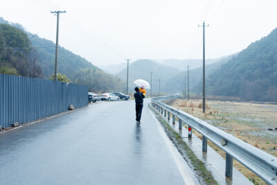 找到了一个适合露营的新去处
摄影：洪小漩
地点：石井水库
无意间在从爷爷奶奶回杭州的路上发现了这一去处。当时，好些人在那支了帐篷天幕露营，暖黄的灯串营造出了一种很妙的氛围，我甚至从水杉间隙中看到了亲子…