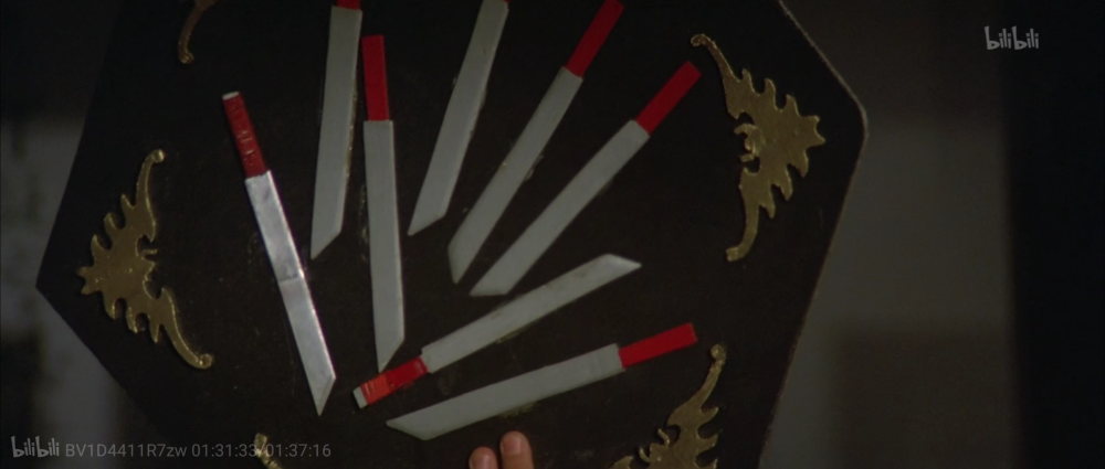 自截
1977年版《多情剑客无情剑》里的飞刀，不过这个飞刀黏上去的痕迹太明显了(´•ω•̥`)