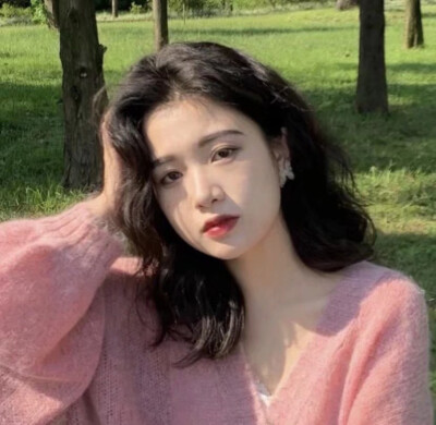 黑发-卷发-粉色毛衣-秋冬感美女