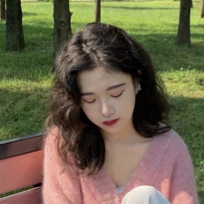 黑发-卷发-粉色毛衣-秋冬感美女