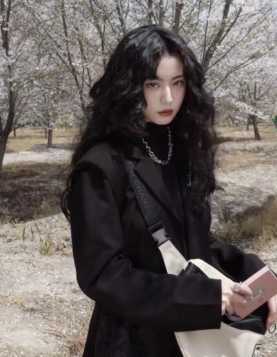 黑发-卷发-冷距离感美女