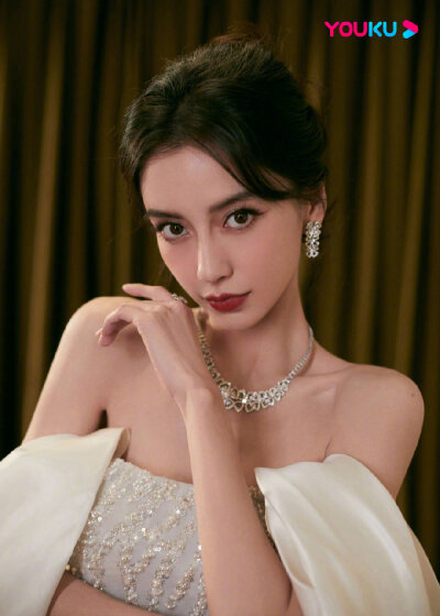 【侵权删】这里是Angelababy（杨颖）的美图啦~可甜可盐可飒你值得拥有哦！
我在豆蔻年华遇见你，想要陪你好多好多年。（图源很广，带水印，只是个人集baby美图）