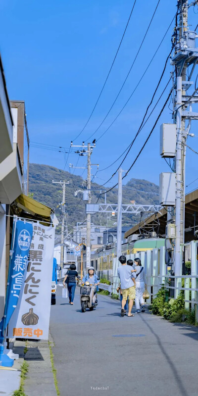  神々が地に落ちて丘になり、悪魔が杖を捨てることを選んだ時、時が墓石に戴冠し、衆生がこの世に戻る時.
当神明坠地化为山丘，当魔鬼选择丢弃权杖，当时间为墓碑加冕，众生重返人间.
【日系壁纸】