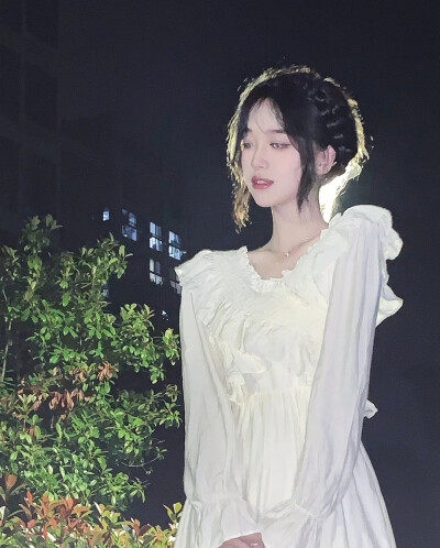 该换头像了 女生头像
记得点赞和收藏哦（礼貌拿图）