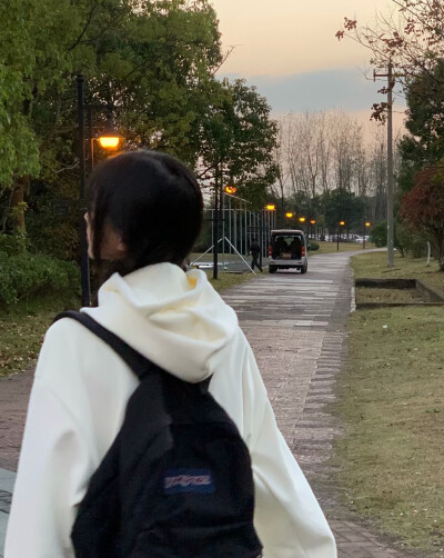 该换头像了 女生头像
记得点赞和收藏哦（礼貌拿图）