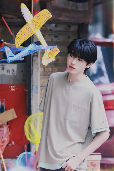 时代少年团 宋亚轩
“看得到太阳吗？”
cr.春野漫巡｜宋亚轩/TheBlossom繁华_宋亚轩