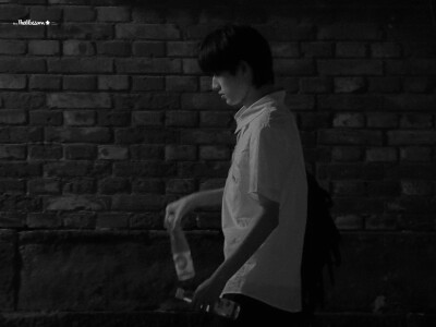 时代少年团 宋亚轩
“看得到太阳吗？”
cr.春野漫巡｜宋亚轩/TheBlossom繁华_宋亚轩