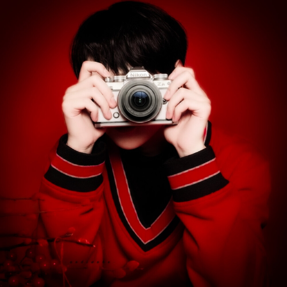 
：“火狐狸能有什么坏心思了，他只是想给你拍照罢了。”
▶刘也
