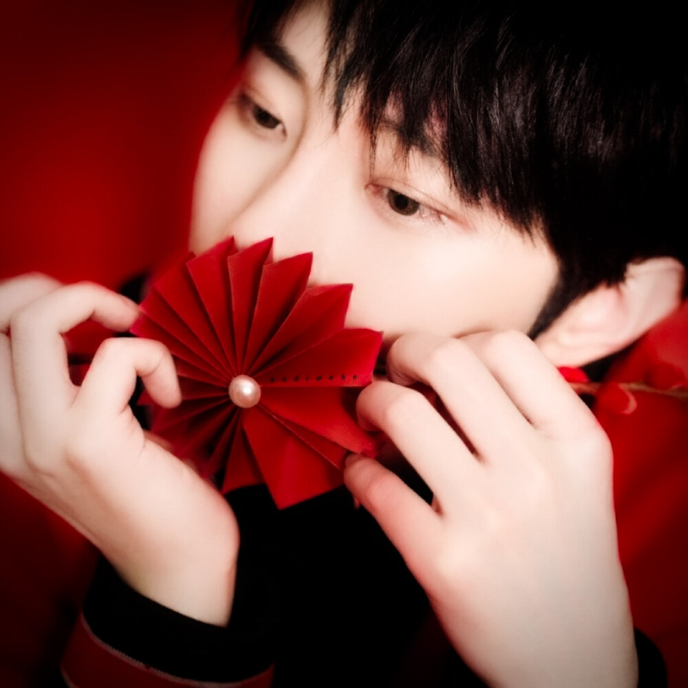 
：“火狐狸能有什么坏心思了，他只是想给你拍照罢了。”
▶刘也
