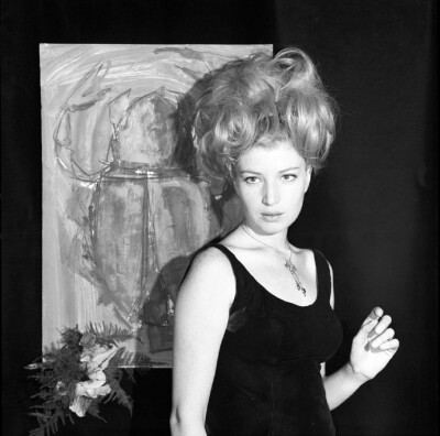 Monica Vitti
好微妙的一组写真，她仿佛作为某种现代美的偶像，屹立于古典的肖像旁 ​​​