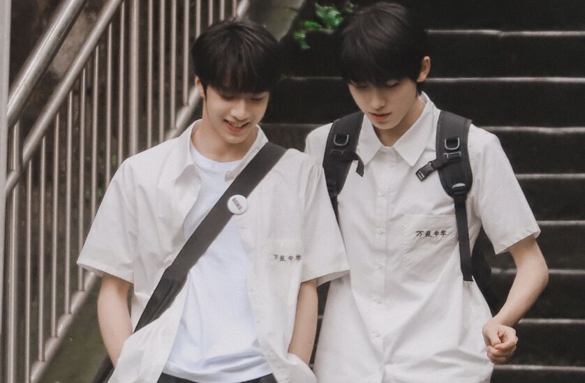 “在学校我罩你”
“代表重庆欢迎你”
“看得到太阳吗”