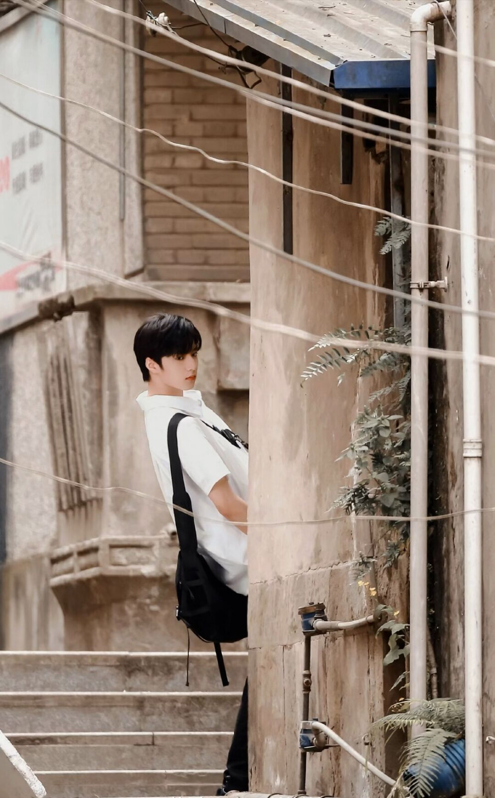 “在学校我罩你”
“代表重庆欢迎你”
“看得到太阳吗”