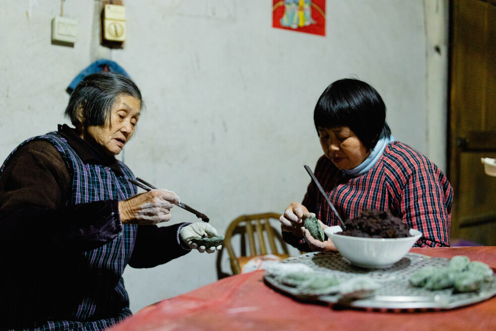 家里的那些菜
摄影：洪小漩
出镜：家人
过年期间，我每天的任务就是吃了睡睡了吃。假期结束前，我右侧嘴角已经上火起泡了。
回杭州当天，婆婆还打包了绍兴梅菜扣肉和家里的白切土鸡，叮嘱到了杭州一定要尽快吃，吃不完的也要及时冻在冰箱里。
在我看来，婆婆这个过年忙得脚不沾地，买菜、备菜、做菜、洗碗……比在杭州忙多了。我问，有什么我能帮忙的么，她每次都是用带着上虞口音的普通话回绝，说，没有，没事，没什么活了。
可是，我分明看她忙得不得了。我作势还想表现表现，她就说，那你看好孩子。
然后，孩子在我的照顾下，摔得青一块紫一块。