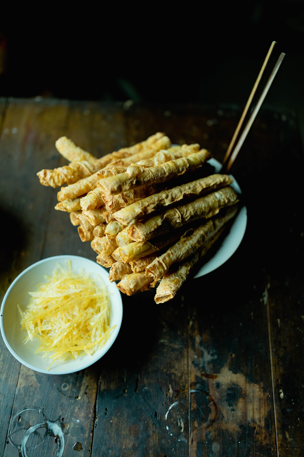 家里的那些菜
摄影：洪小漩
出镜：家人
过年期间，我每天的任务就是吃了睡睡了吃。假期结束前，我右侧嘴角已经上火起泡了。
回杭州当天，婆婆还打包了绍兴梅菜扣肉和家里的白切土鸡，叮嘱到了杭州一定要尽快吃，吃不完的也要及时冻在冰箱里。
在我看来，婆婆这个过年忙得脚不沾地，买菜、备菜、做菜、洗碗……比在杭州忙多了。我问，有什么我能帮忙的么，她每次都是用带着上虞口音的普通话回绝，说，没有，没事，没什么活了。
可是，我分明看她忙得不得了。我作势还想表现表现，她就说，那你看好孩子。
然后，孩子在我的照顾下，摔得青一块紫一块。